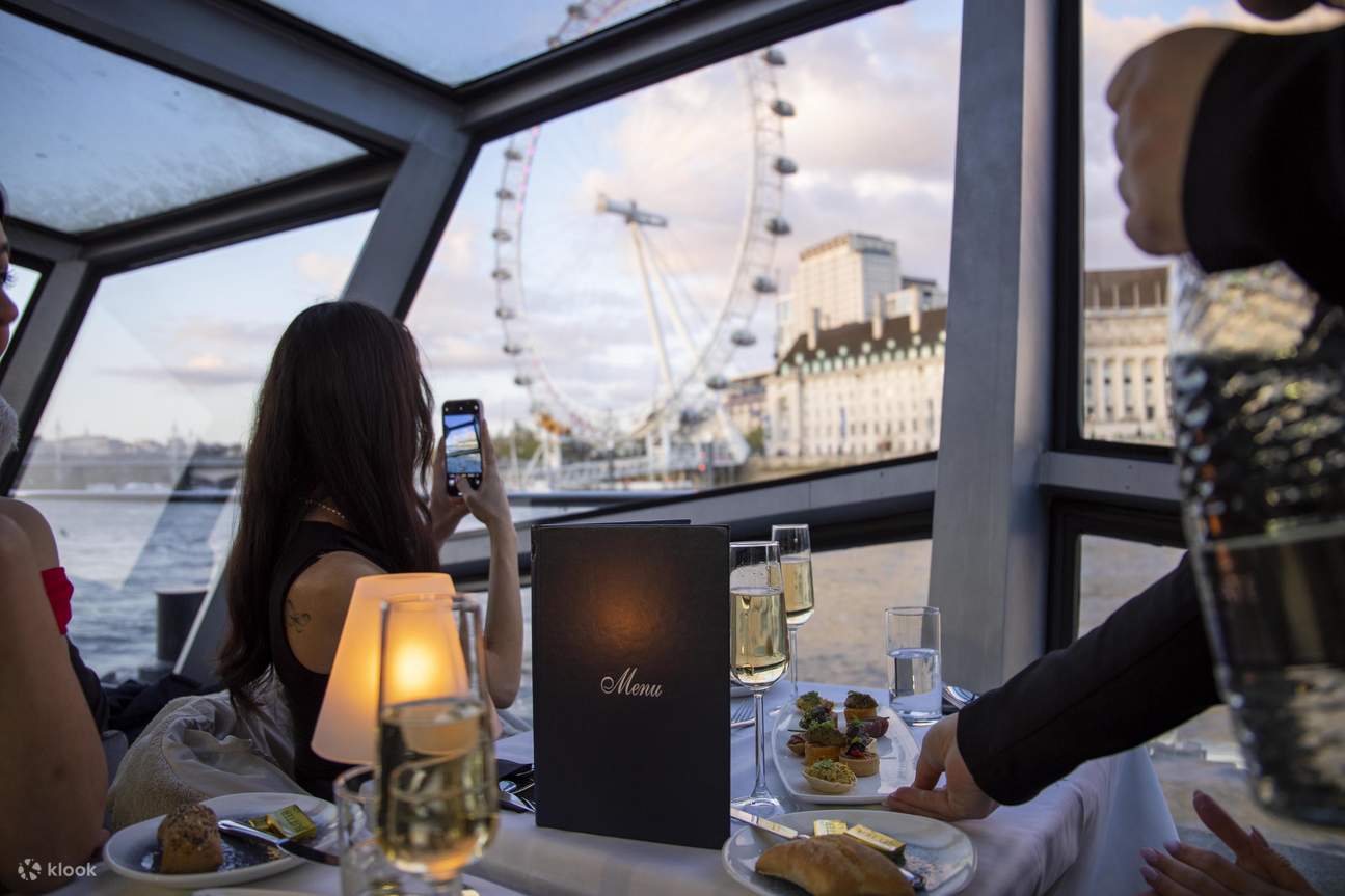 Thưởng thức trà chiều trên sông Thames