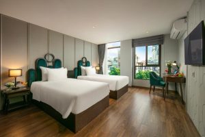 MAY DE VILLE LAKESIDE HOTEL